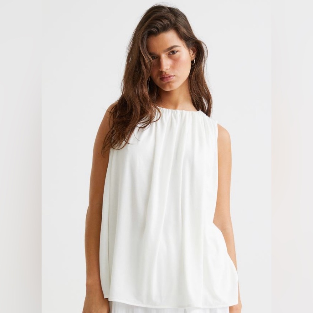🦋 3/$9 H&M white Ruffled Top size small